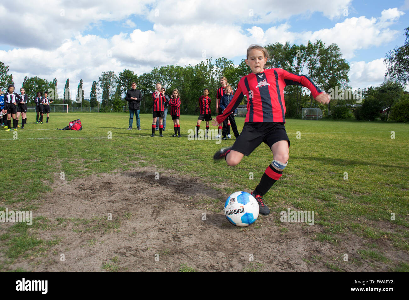 Le ragazze che giocano a calcio in Olanda Foto Stock