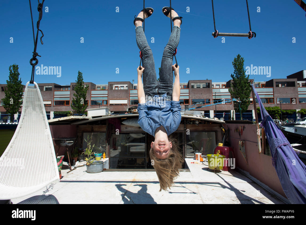 Ragazza olandese di vivere su una casa galleggiante ad Amsterdam Foto Stock