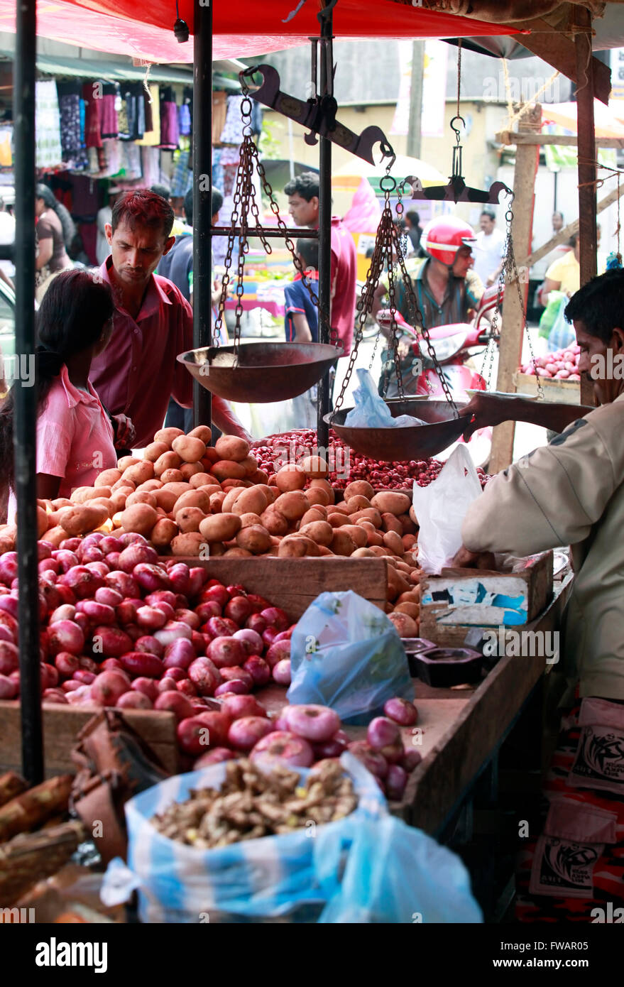 Colombo, Sri Lanka - Aprile 9, 2011: popolo cingalese sul mercato della frutta in Pettah distretto. Il quartiere di Pettah è fam Foto Stock