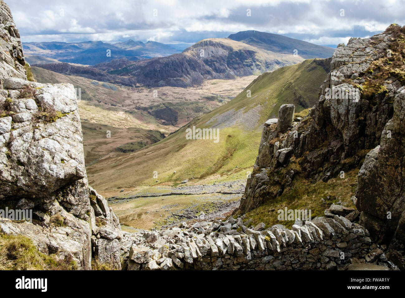 View SE distante Moel Hebog attraverso Cwm Pennant da Craig Cwm Silyn sulla cresta Nantlle nel Parco Nazionale di Snowdonia (Eryri). Wales UK Foto Stock
