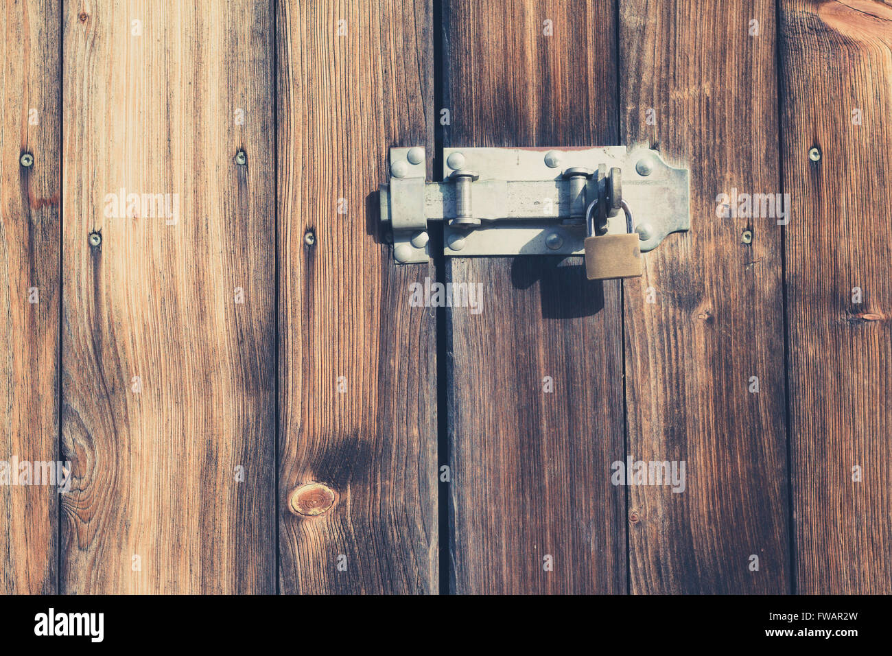 Vecchia porta di legno con lucchetto e chiusura in metallo - look vintage Foto Stock