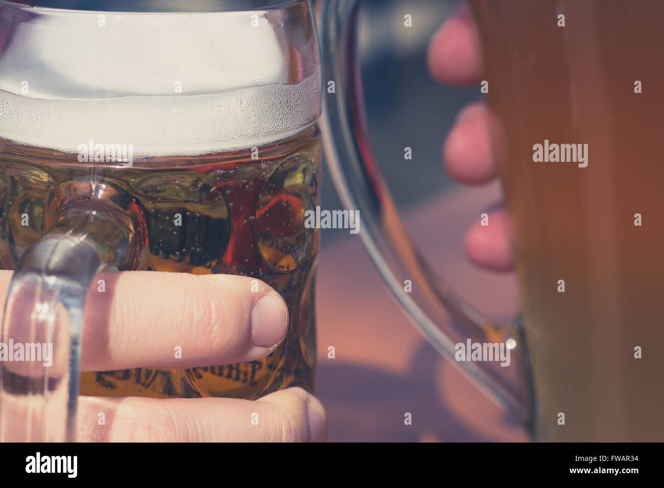 Bere birra nel giardino della birra concetto - vetri clink closeup Foto Stock
