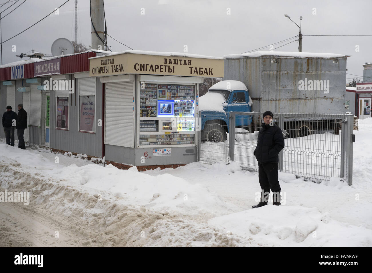 Kharkiv, Ucraina. Xix gen, 2016. Un uomo si trova di fronte a una sigaretta stand presso il mercato centrale in Kharkiv, Ucraina, 19 gennaio 2016. Foto: Soeren Stache/dpa/Alamy Live News Foto Stock