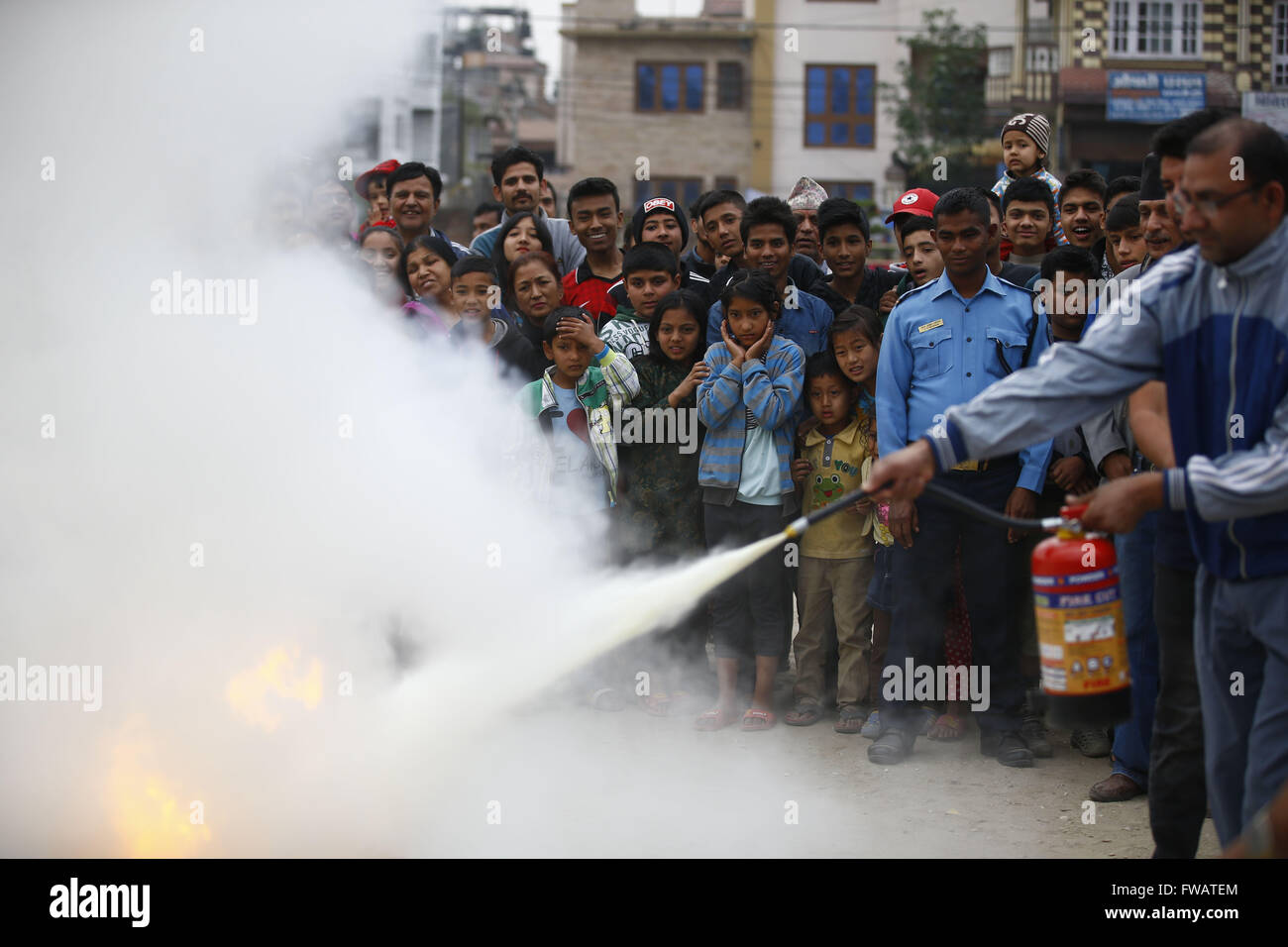 2 aprile 2016 - Kathmandu, Nepal - un vigile del fuoco di dimostrare un uomo locale per estinguere un incendio durante un programma di sensibilizzazione in occasione del Giubileo d oro anno 2072 del Nepal di salvataggio e di lotta antincendio reparto dalla TIA a Pepsi Cola Football Ground in Bhaktapur Road, Kathmandu, Nepal, sabato 02 aprile, 2016. (Credito Immagine: © Skanda Gautam via ZUMA filo) Foto Stock