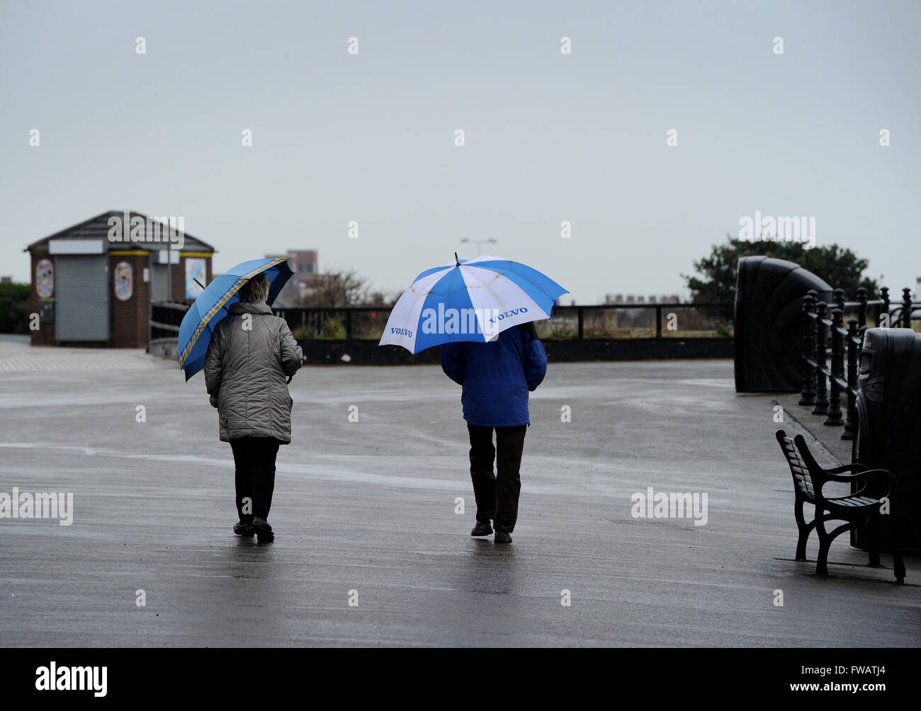 Fleetwood, nel Lancashire, Regno Unito. Il 2 aprile 2016. Aprile docce mettere un ammortizzatore sul weekend walkers a Fleetwood, nel Lancashire. Foto di Paolo Heyes, sabato 2 aprile 2016. Credito: Paolo Heyes/Alamy Live News Foto Stock