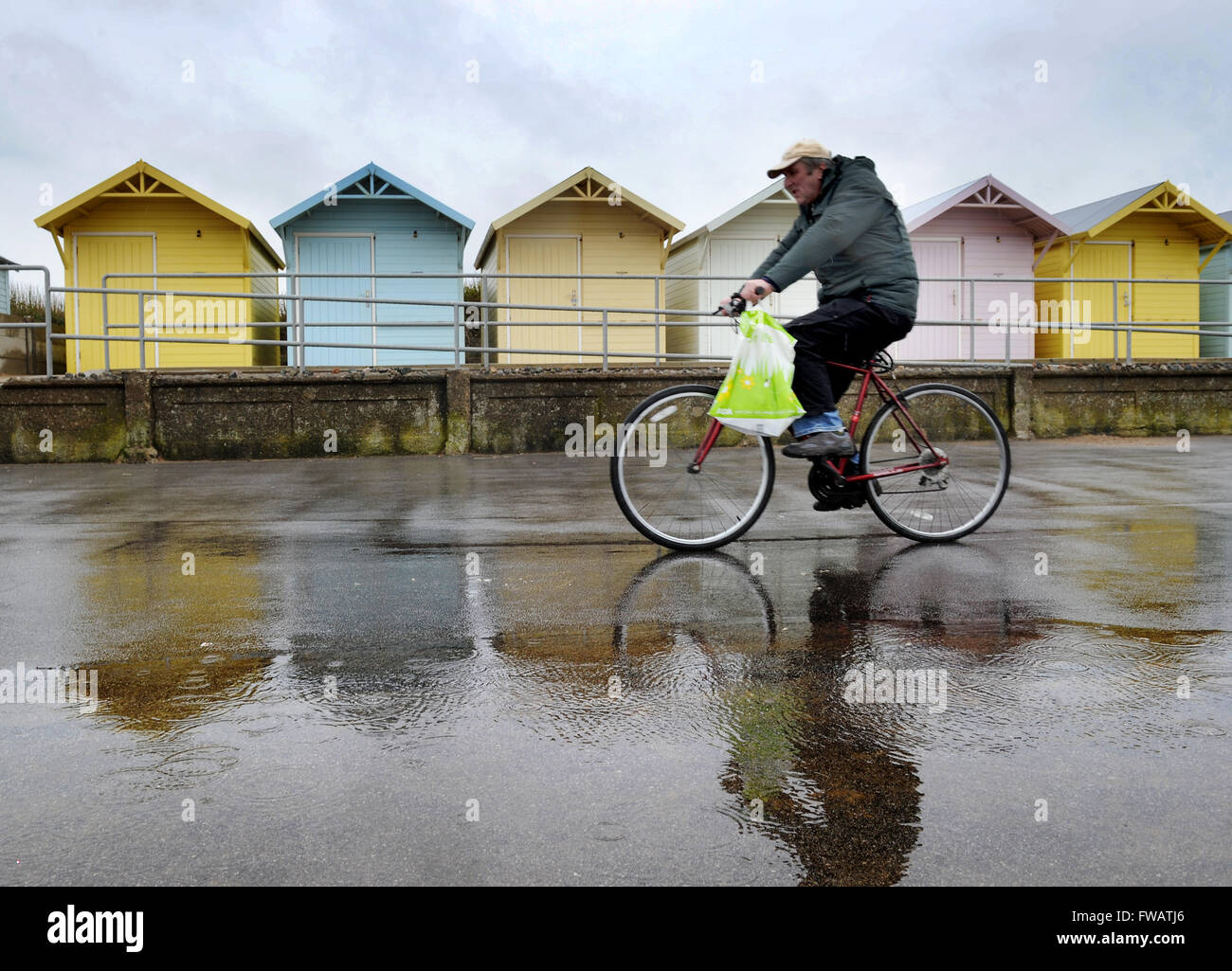 Fleetwood, nel Lancashire, Regno Unito. Il 2 aprile 2016. Aprile docce mettere un ammortizzatore sul weekend walkers a Fleetwood, nel Lancashire. Foto di Paolo Heyes, sabato 2 aprile 2016. Credito: Paolo Heyes/Alamy Live News Foto Stock