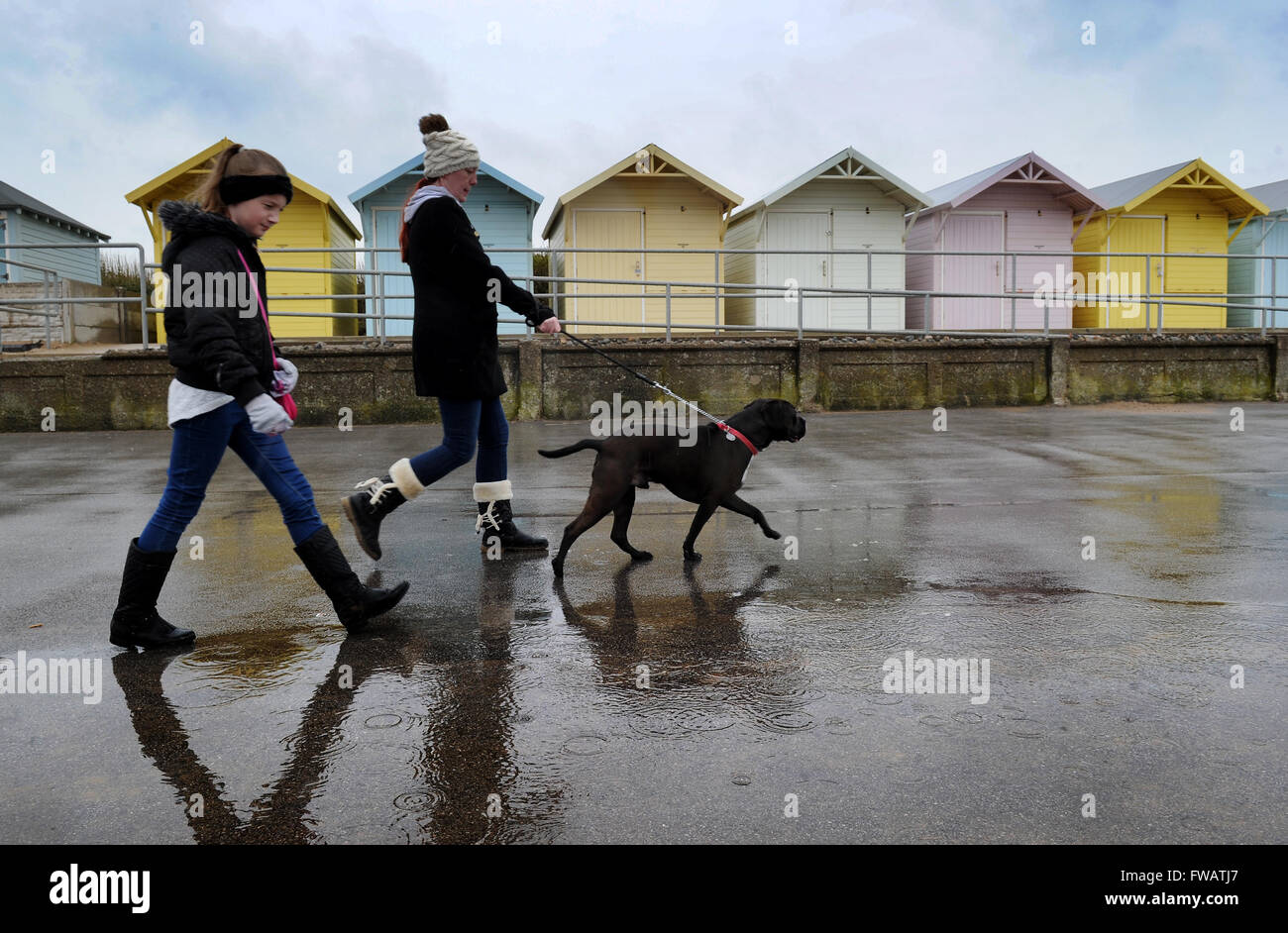 Fleetwood, nel Lancashire, Regno Unito. Il 2 aprile 2016. Aprile docce mettere un ammortizzatore sul weekend walkers a Fleetwood, nel Lancashire. Foto di Paolo Heyes, sabato 2 aprile 2016. Credito: Paolo Heyes/Alamy Live News Foto Stock