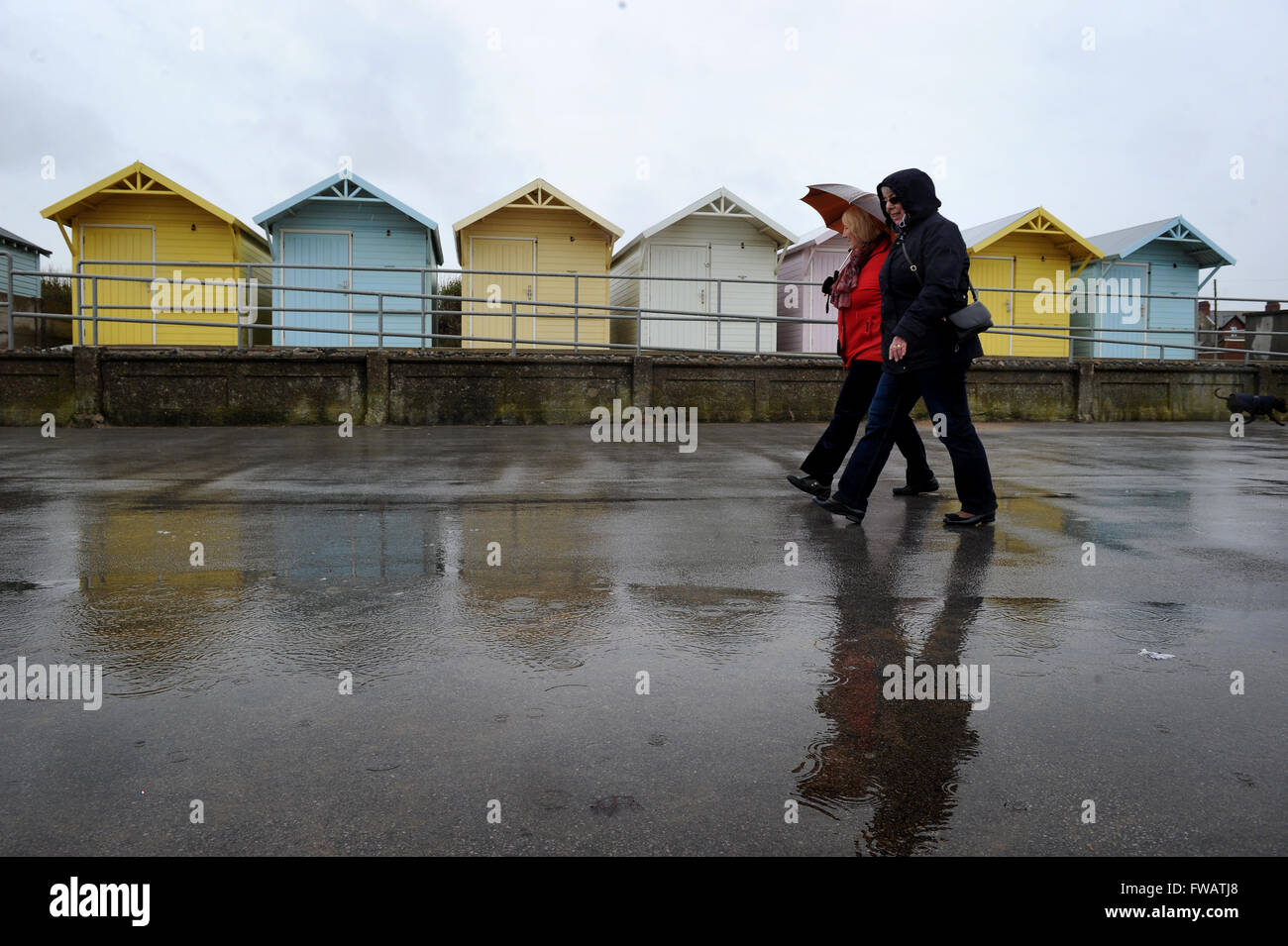 Fleetwood, nel Lancashire, Regno Unito. Il 2 aprile 2016. Aprile docce mettere un ammortizzatore sul weekend walkers a Fleetwood, nel Lancashire. Foto di Paolo Heyes, sabato 2 aprile 2016. Credito: Paolo Heyes/Alamy Live News Foto Stock