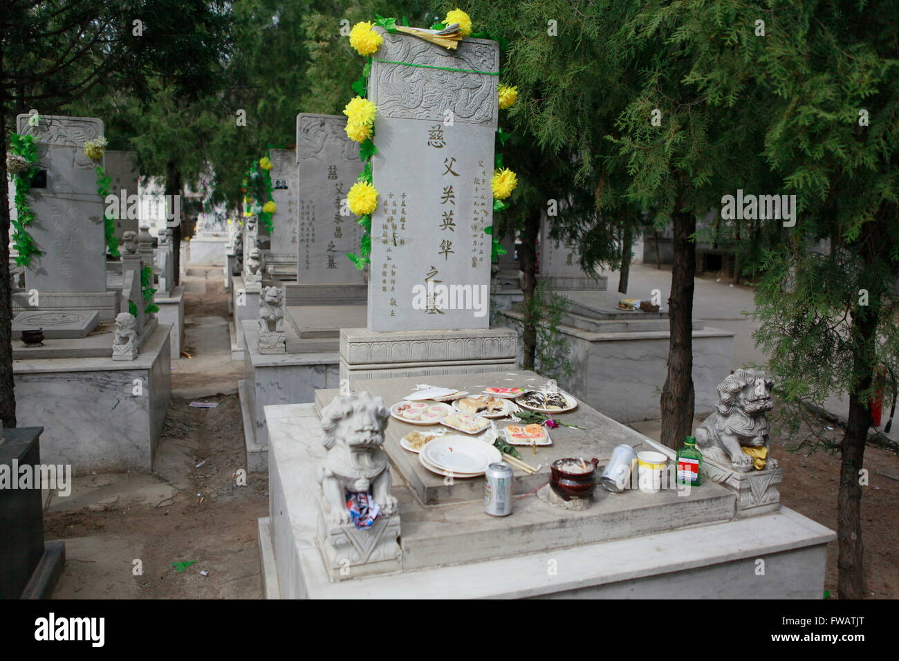 Pechino, Cina. Il 2 aprile 2016. Le cose per la memoria sul cimitero alla tomba-Giorno di spazzamento a Pechino in Cina Credito: Shui Ta Shan/Alamy Live News Foto Stock