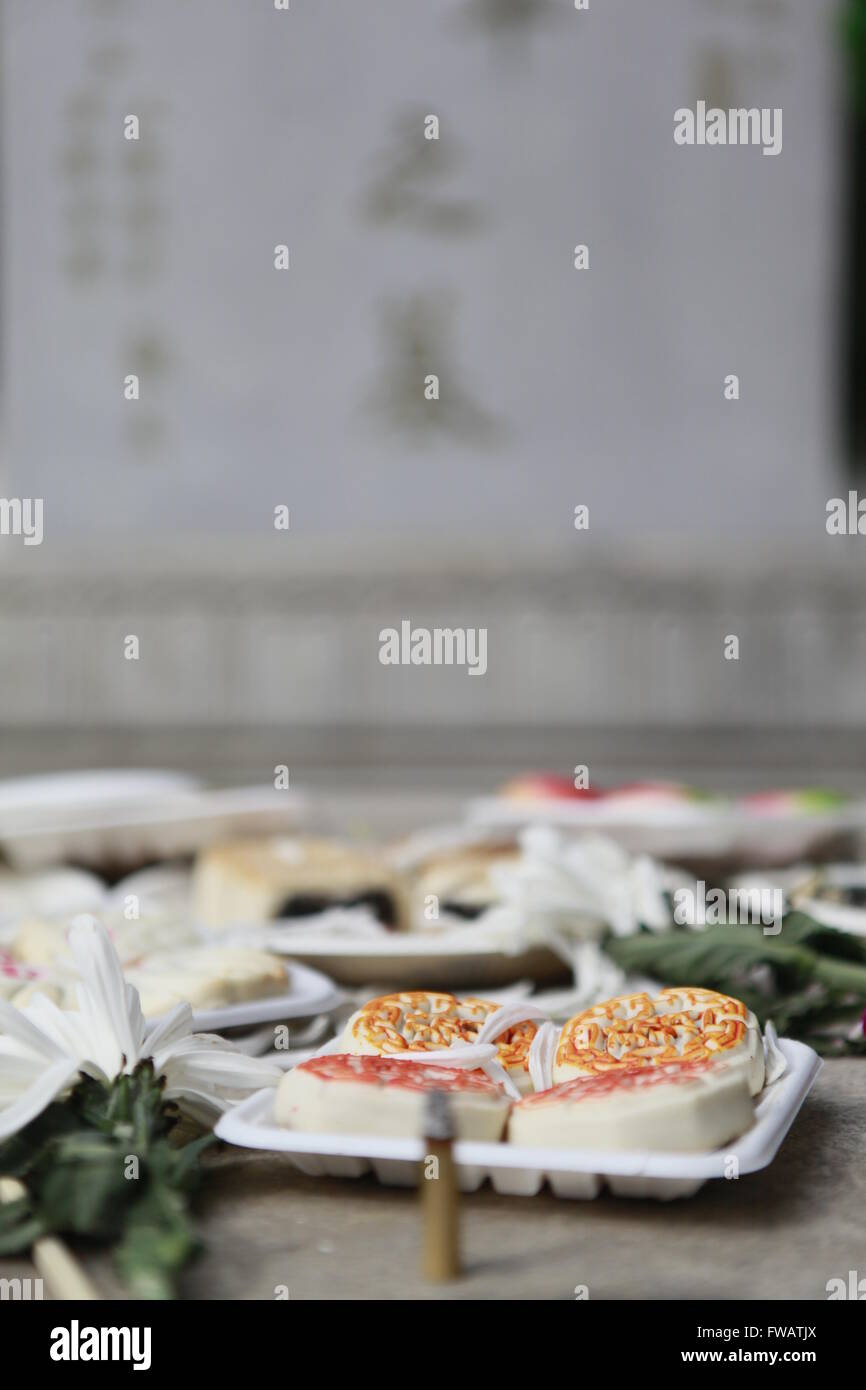 Pechino, Cina. Il 2 aprile 2016. Le cose per la memoria sul cimitero alla tomba-Giorno di spazzamento a Pechino in Cina Credito: Shui Ta Shan/Alamy Live News Foto Stock