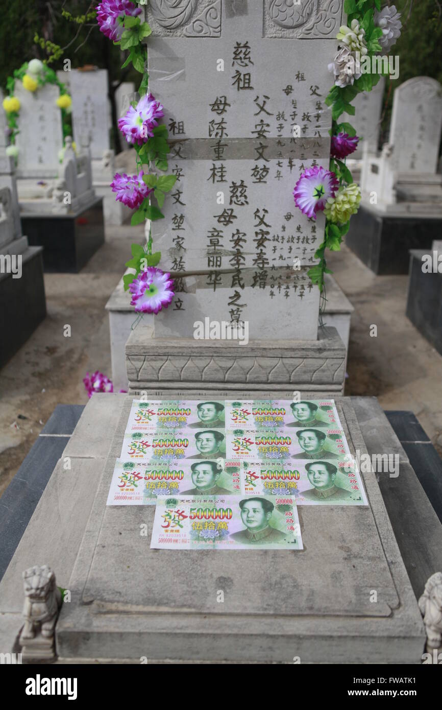 Pechino, Cina. Il 2 aprile 2016. Le cose per la memoria sul cimitero alla tomba-Giorno di spazzamento a Pechino in Cina Credito: Shui Ta Shan/Alamy Live News Foto Stock