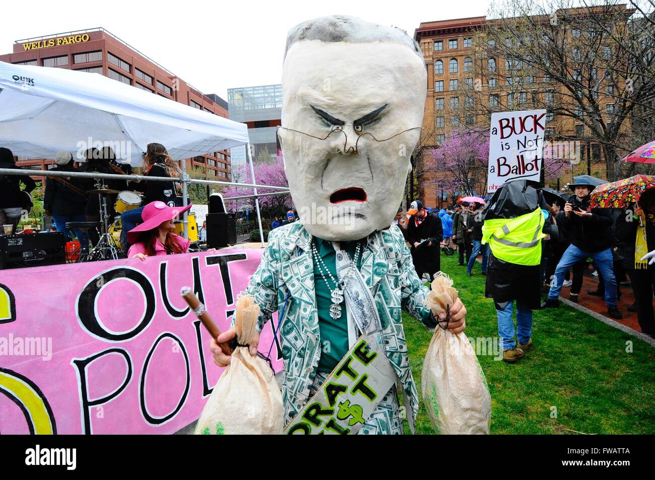 Philadelphia, Pennsylvania, USA. 2 apr, 2016. TIGE BARRY di Venice Beach è uno dei centinaia di partecipanti in un Aprile 2, 2016 democrazia primavera marzo a partire da Philadelphia Independence Mall e termina 9 giorni più tardi a Washington, DC Credito: Bastiaan Slabbers/ZUMA filo/Alamy Live News Foto Stock