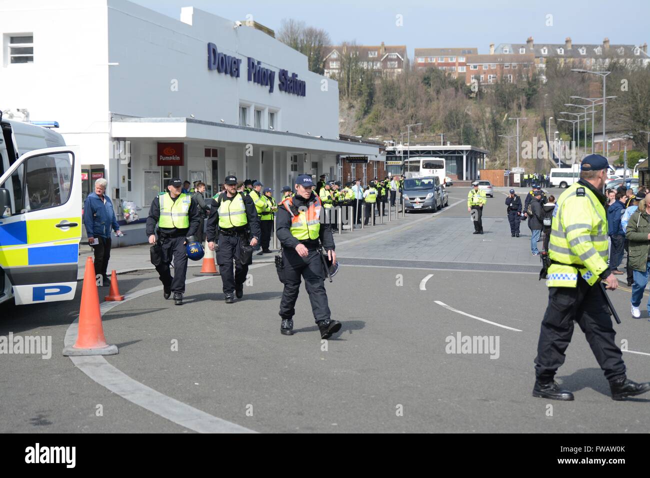 Dover, Regno Unito. Il 2 aprile 2016. Scontri come Pro e Anti-gruppi di rifugiati scontro di Dover. La polizia al di fuori di Dover Priory stazione più avanti del previsto marche contro e per i rifugiati. Credito: Marc Ward/Alamy Live News Foto Stock