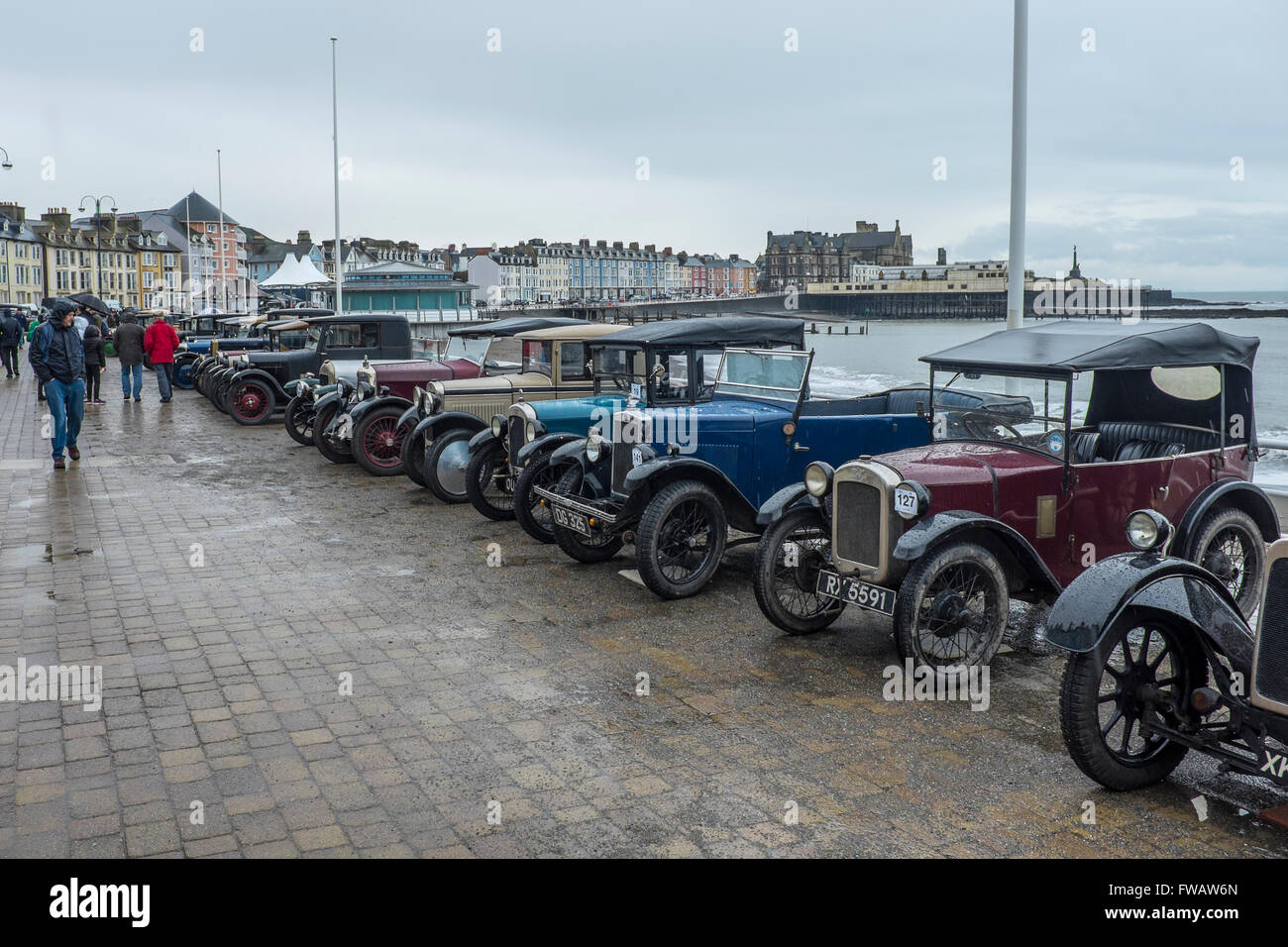 Aberystwyth, Wales, Regno Unito. Il 2 aprile 2016. Centinaia di vintage e classic cars visualizzati sul lungomare a Aberystwyth ha contribuito a illuminare un giorno di pioggia sia per la gente del posto e turisti Credito: Alan Hale/Alamy Live News Foto Stock
