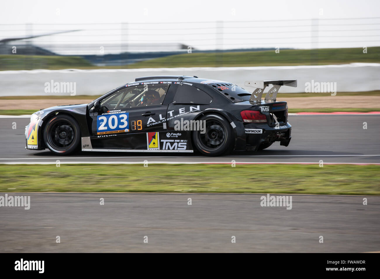 Silverstone, UK. Il 2 aprile 2016. Vortice V8 racing all'Hankook 24 ore Touring Car Series Credito: Steven roe/Alamy Live News Foto Stock