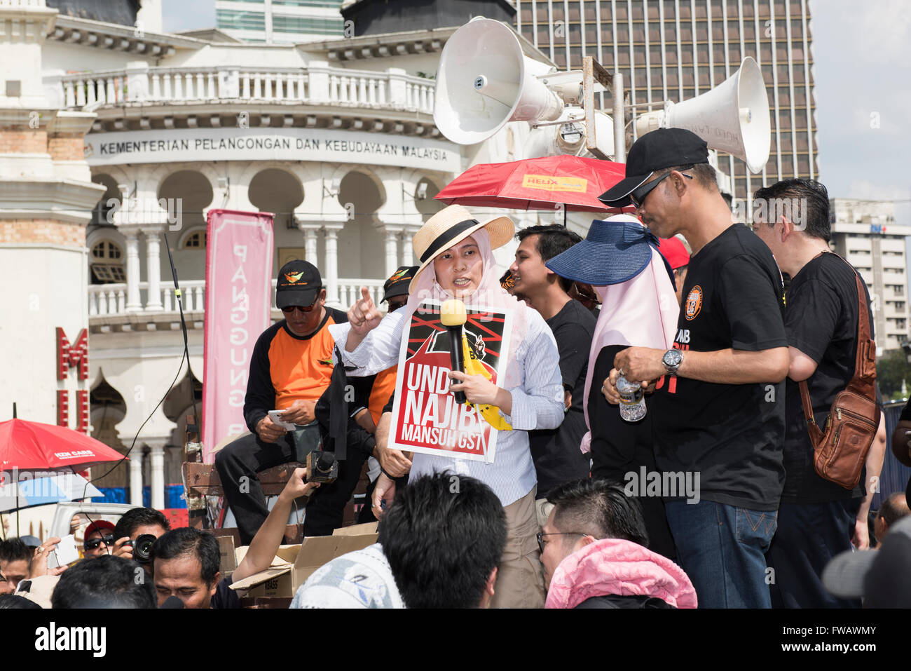 Kuala Lumpur, Malesia. Il 2 aprile 2016. La GST proteste di Kuala Lumpur in Malesia. Nurul Izzah Anwar(35) chi Malaysian leader dell opposizione Anwar Ibrahim della figlia offre un discorso come migliaia di dimostrare a Kuala Lumpur, per protestare contro il 6 per cento ampio consumo di base GST che è stato introdotto quasi un anno fa, il 2 aprile 2016 Credit: Chris JUNG/Alamy Live News Foto Stock