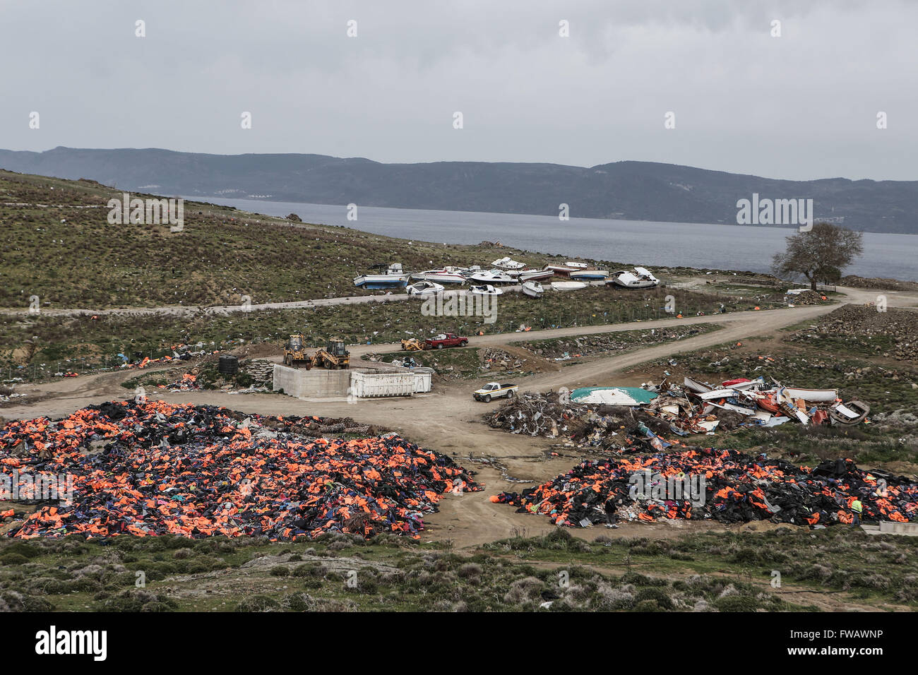 (160403) -- LESBO, 3 aprile 2016 (Xinhua) -- giubbotti salvagente e canotti a sinistra da migranti sono raccolti ed accatastati sulla isola di Lesbo, Grecia, 23 marzo 2016. L'enorme 'mountains' di giubbotti salvagente e canotti a sinistra dietro da migliaia di profughi sulle spiagge dell'isola greca di Lesbo nel corso dell'anno passato portare speranza e le possibili opportunità di lavoro per la recessione-hit locali come le autorità hanno lanciato un programma di riciclaggio di questa primavera per proteggere l'ambiente e di generare profitti. Il comune di Lesbo in collaborazione con gli architetti di volontariato e ambientalisti ha avviato un progetto pilota pro Foto Stock