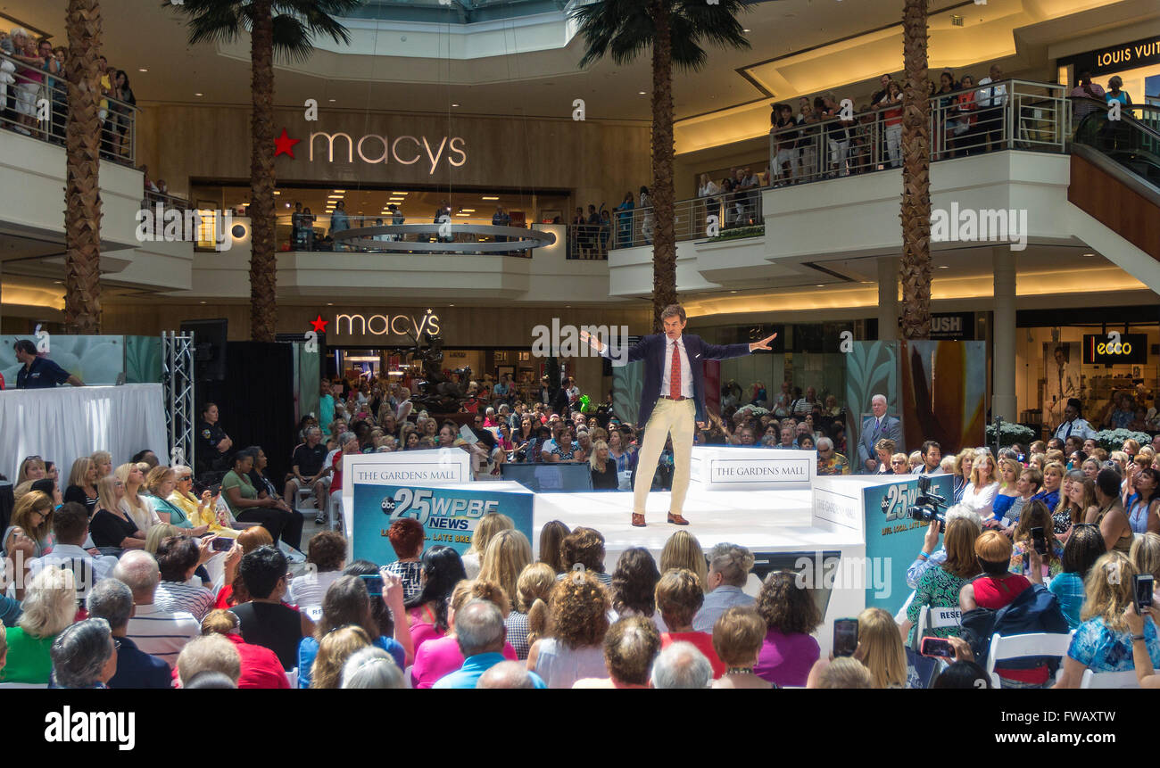 Palm Beach Gardens, Florida, Stati Uniti d'America. 2 apr, 2016. Il dottor Mehmet Oz della televisione ABC fama ospite di indirizzamento al Palm Beach Gardens Mall Sabato 02 Aprile, 2016 in Palm Beach Gardens. Il dottor Oz conversazione concentrarsi sulle questioni di salute che colpiscono il Sud Floridians, compresi virus Zika, scongiurare il diabete e la riduzione del rischio di malattia di cuore. © Bill Ingram/Palm Beach post/ZUMA filo/Alamy Live News Foto Stock