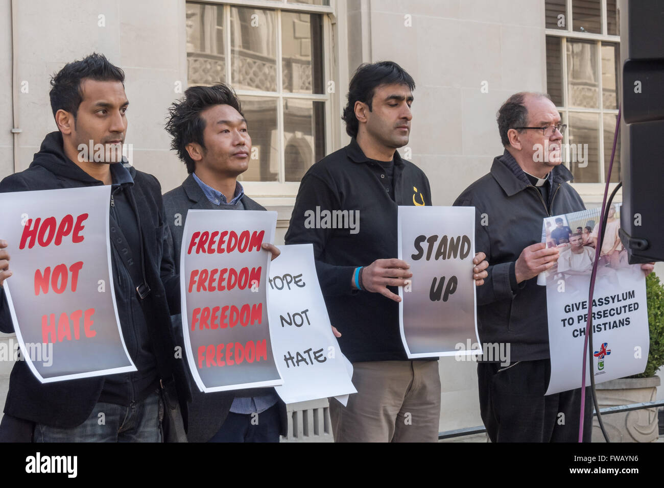 Londra, Regno Unito. 2 Aprile, 2016. Christian ministri poster di attesa in un rally dopo il bombardamento di Lahore al Pakistan Commision alta. Il pakistan, Nepalese e cristiani britannici alla protesta chiesto di porre fine alla legge sulla blasfemia e per la protezione di tutte le minoranze religiose in Pakistan.Peter Marshall / Alamy Live News Foto Stock