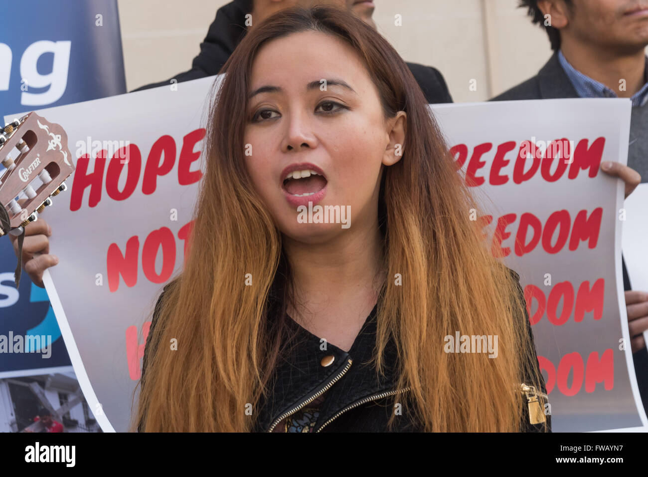 Londra, Regno Unito. 2 Aprile, 2016. Una donna canta al rally dopo il bombardamento di Lahore al Pakistan di Alta commissione. Il pakistan, Nepalese e cristiani britannici alla protesta chiesto di porre fine alla legge sulla blasfemia e per la protezione di tutte le minoranze religiose in Pakistan.Peter Marshall / Alamy Live News Foto Stock