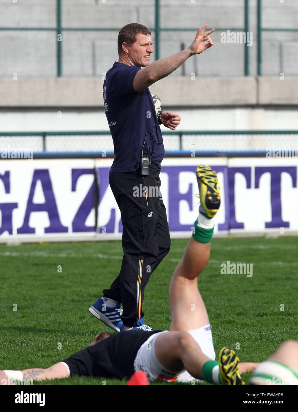 Treviso, Italia. 02Apr, 2016. La Benetton Treviso Head Coach Marius Goosen gesti durante il Rugby Guinness Pro12 match tra Benetton Treviso e Glasgow Warriors. Glasgow Warriors batte 38-16 Benetton Treviso Rugby Guinness Pro12 corrispondono a Monigo Stadium di Treviso. © Andrea Spinelli/Pacific Press/Alamy Live News Foto Stock