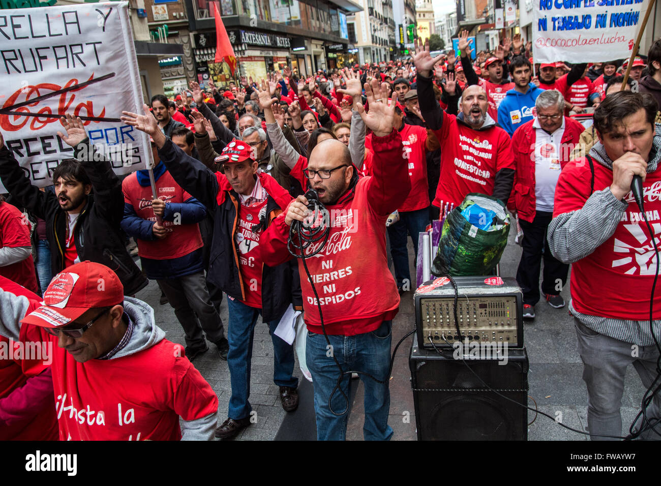 Madrid, Spagna. 02Apr, 2016. Coca Cola i lavoratori hanno dimostrato di Madrid contro la chiusura della fabbrica di Fuenlabrada e protestato contro le condizioni di lavoro. © Marcos del Mazo/Pacific Press/Alamy Live News Foto Stock