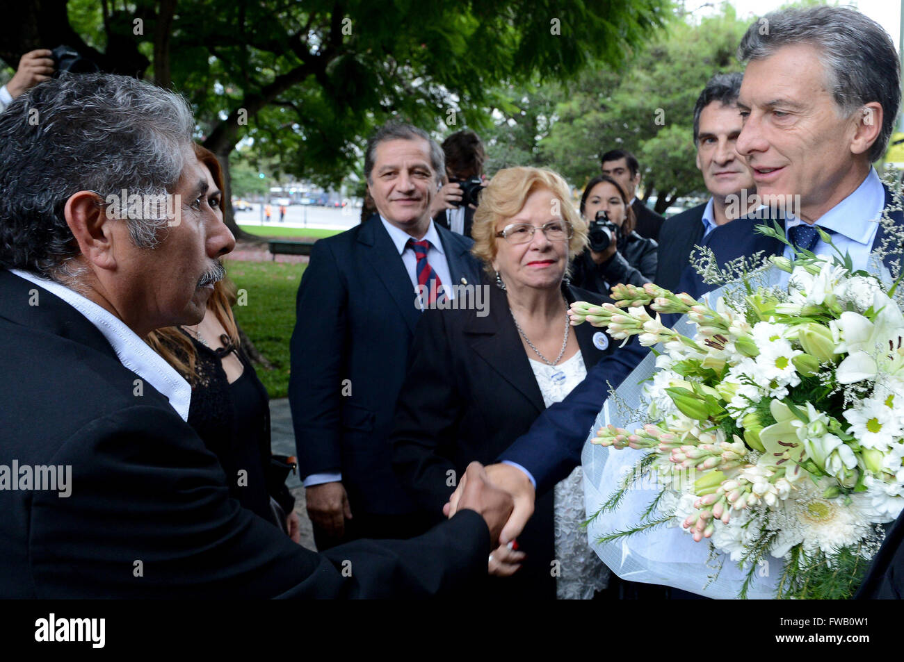 Buenos Aires, Buenos Aires. 2 apr, 2016. Argentina del Presidente Mauricio Macri (1a, R) partecipa a un evento per contrassegnare il veterano del giorno e ricordare i caduti delle Malvine, a Piazza San Martin, a Buenos Aires in Argentina il 2 aprile 2016. © Presidencia/TELAM/Xinhua/Alamy Live News Foto Stock