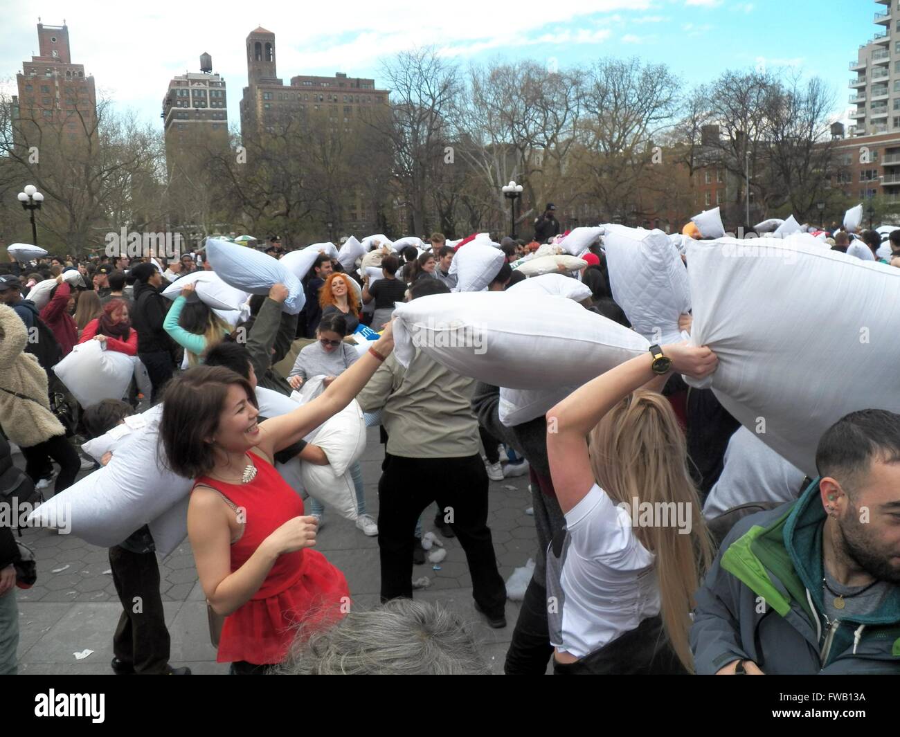 New York, Stati Uniti d'America. 02Apr, 2016. Una volta all'anno in aprile, individui in New York City agguantare il loro più essenziale e fluffiest dormire aiuti e la testa per il cuscino internazionale lotta giorno: questo anno 2016 è stato di Washington Square Park. Cuscino internazionale lotta giorno: fornisce i locali un amichevole opportunità di bombardare un estraneo o un amico con cuscini multipli whacks Credito: Mark Apollo/Alamy Live News Foto Stock