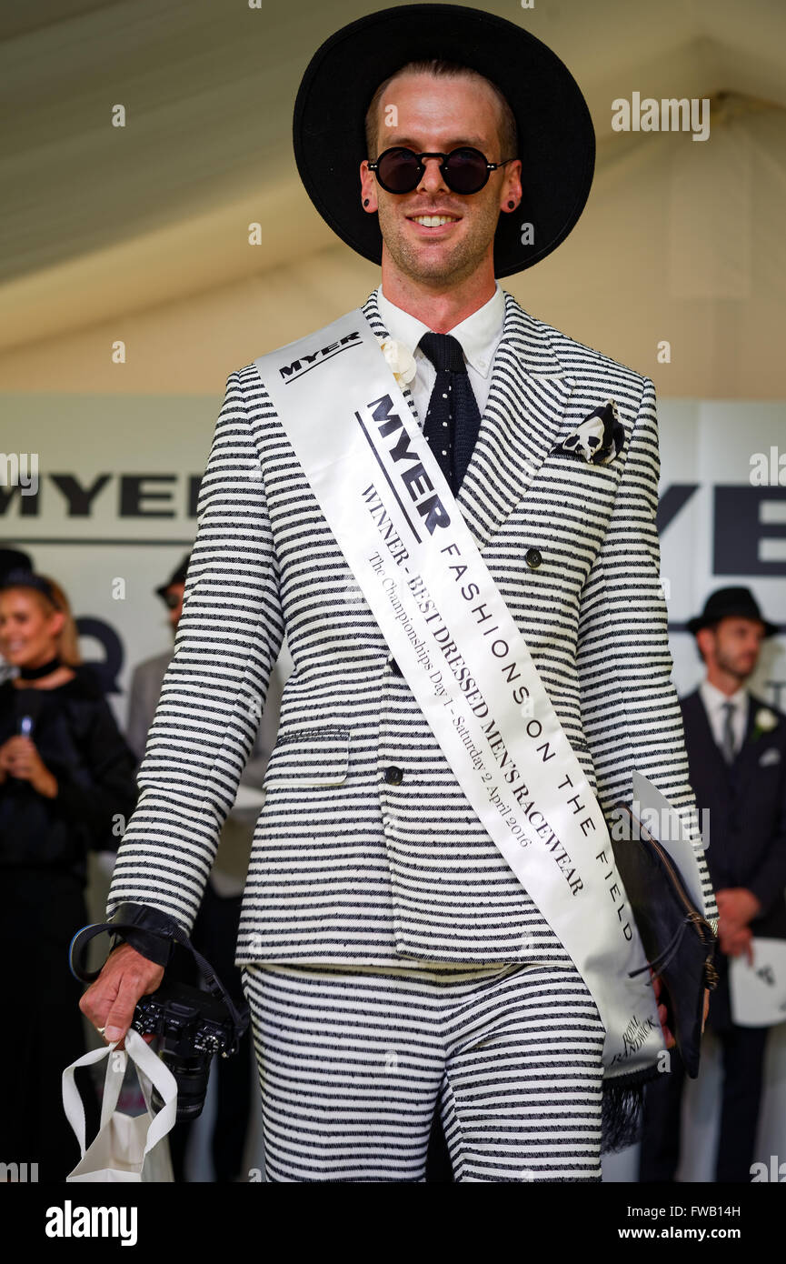 Sydney, Australia. 02Apr, 2016. Modello Chris Burt-Allen ha vinto il premio  di miglior vestito uomo Linea Sportiva (bianco e nero) per la Myer Mode sul  campo della concorrenza a Royal Randwick, Campionati