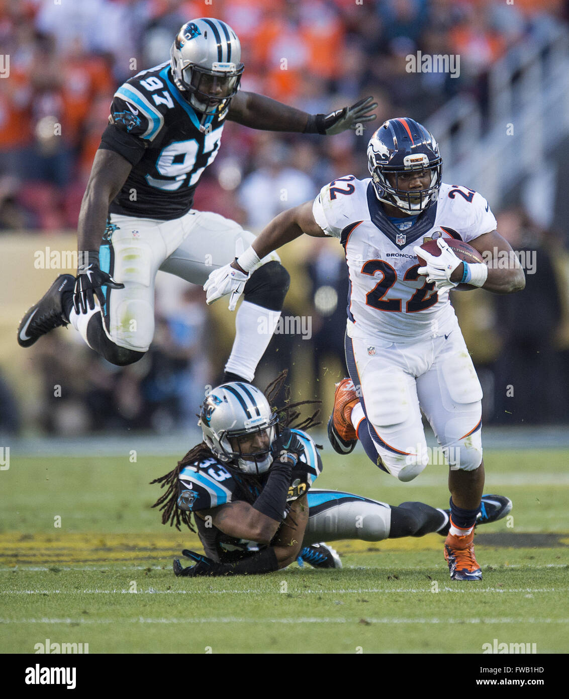 Punto di svolta : Febbraio 7, 2016 - Santa Clara, California, Stati Uniti - Denver Broncos running back C.J. ANDERSON (22), si stacca per un 34 cantiere guadagno nel secondo trimestre come egli è inseguito da Carolina Panthers difensivo fine MARIO ADDISON (97) e Carolina Panthers libero di sicurezza TRE BOSTON (33) nel Super Bowl 50 a Levi's Stadium. (Credito Immagine: © Paul Kitagaki Jr/Sacramento Bee via ZUMA filo) Foto Stock