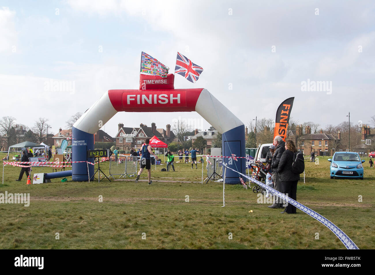 Wimbledon Londra,UK. Il 3 aprile 2016. I partecipanti prendono parte al torneo di Wimbledon mezza maratona oltre un miglio 13 Corso di avviamento e di finitura su Wimbledon Common Credit: amer ghazzal/Alamy Live News Foto Stock