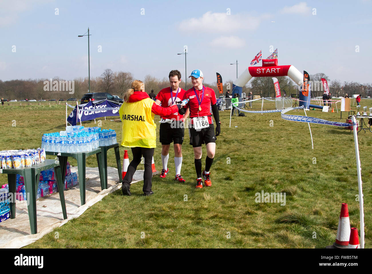 Wimbledon Londra,UK. Il 3 aprile 2016. I partecipanti prendono parte al torneo di Wimbledon mezza maratona oltre un miglio 13 Corso di avviamento e di finitura su Wimbledon Common Credit: amer ghazzal/Alamy Live News Foto Stock