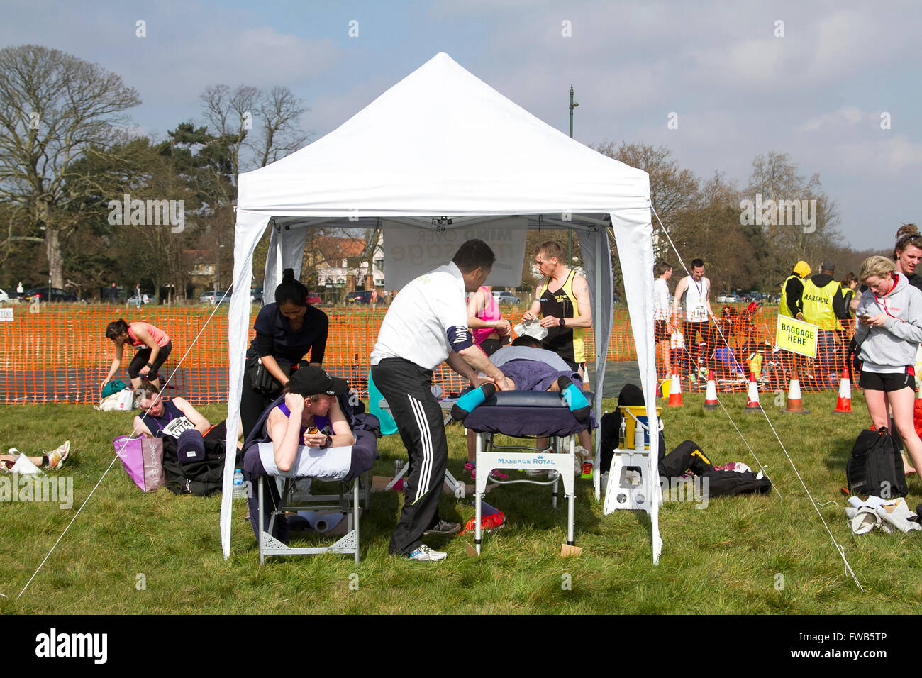 Wimbledon Londra,UK. Il 3 aprile 2016. I partecipanti ricevono trattamenti di massaggio dopo la finitura del Wimbledon Mezza maratona 13 miglio corso di Wimbledon Common Credit: amer ghazzal/Alamy Live News Foto Stock