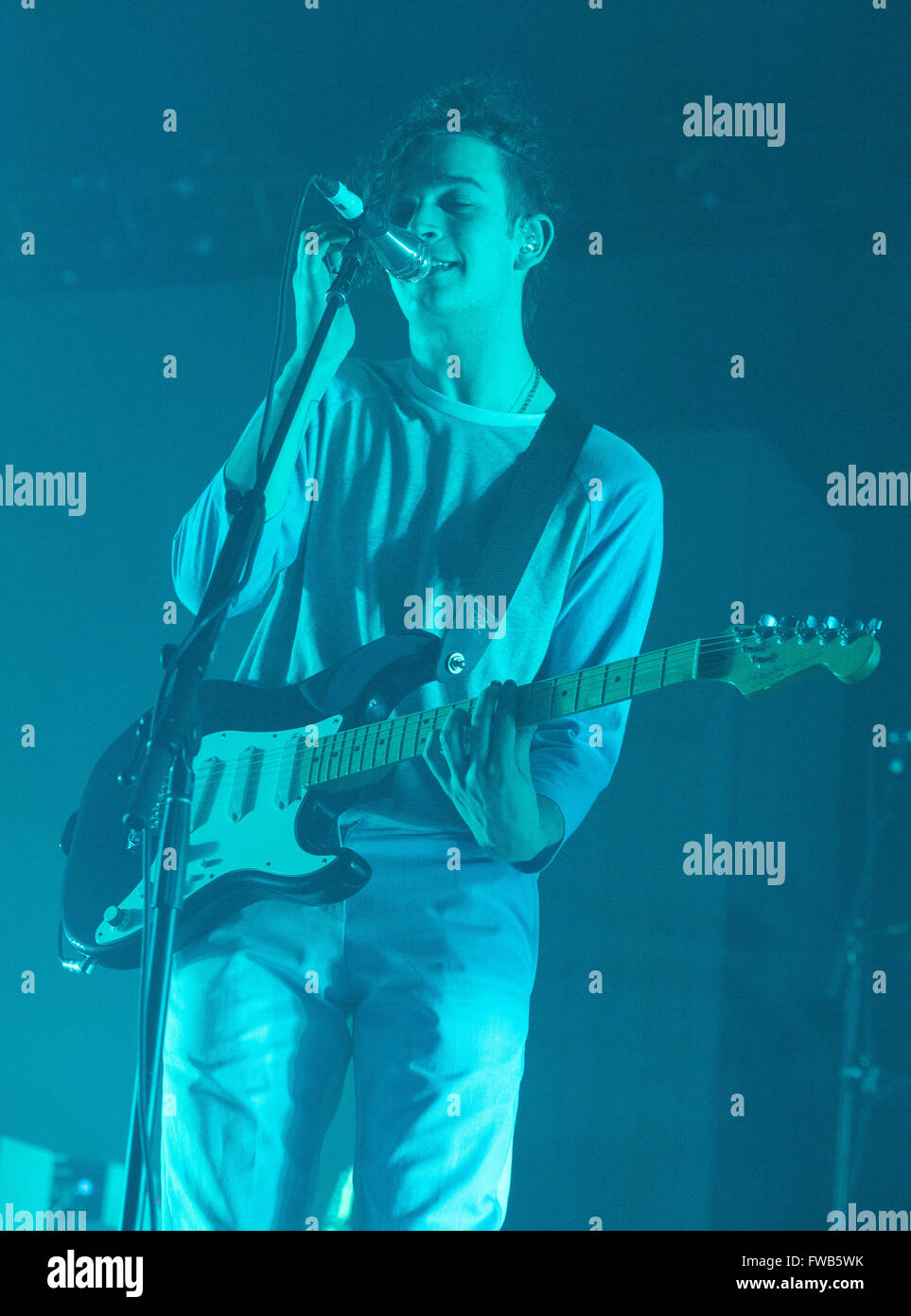 Amburgo, Germania. 2 apr, 2016. La band "1975" con il cantante Matteo Healy di eseguire durante il loro tour kick-off presso il Palazzetto Alsterdorf ad Amburgo, Germania, 2 aprile 2016. Foto: Daniel Bockwoldt/dpa/Alamy Live News Foto Stock