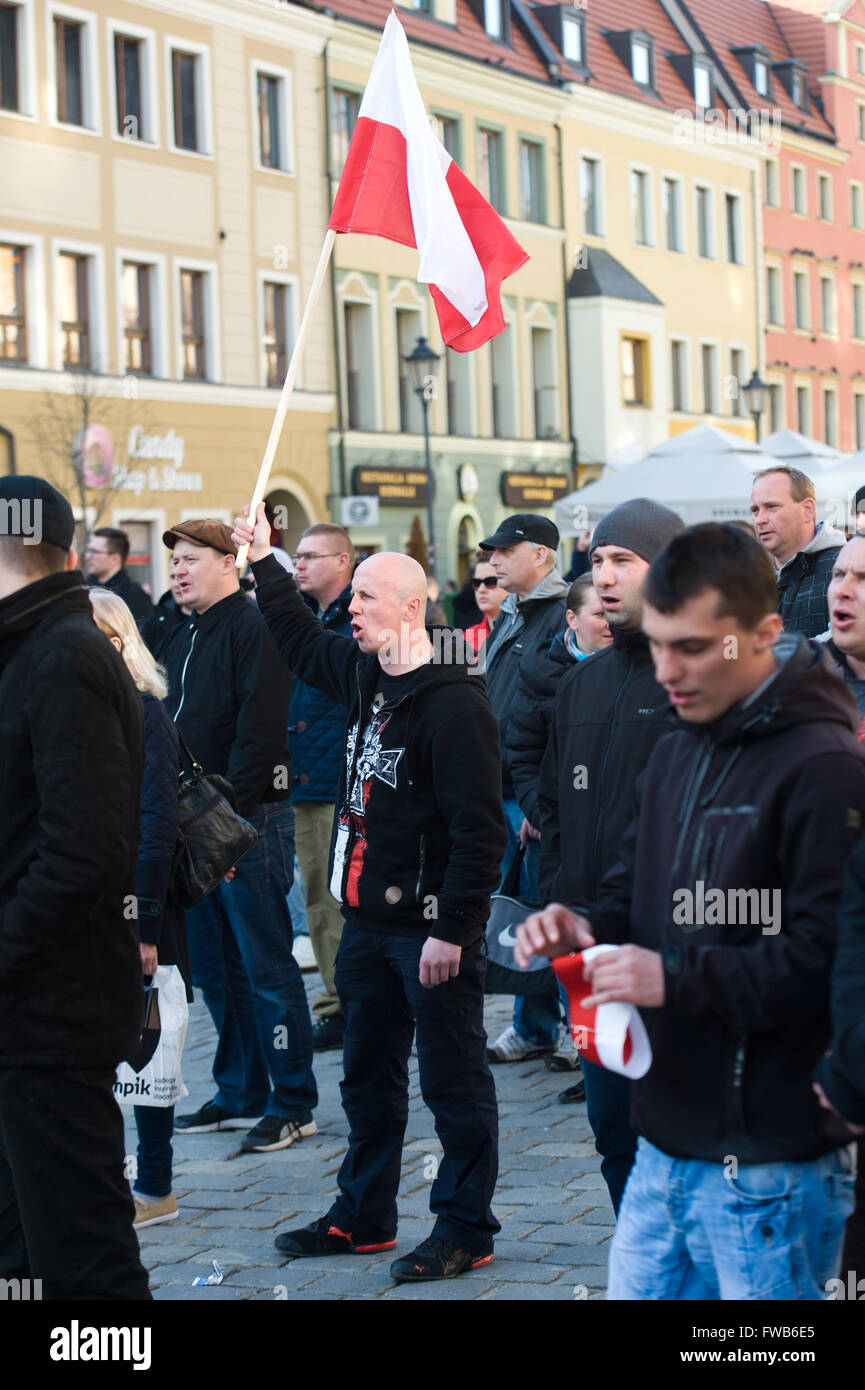 Centinaia supportate un anti immigrati e anti protesta musulmana organizzata da Oboz Narodowo-Radykalny (radicale nazionale Camp) a Wroclaw in Polonia Occidentale. (Foto di Marcin Rozpedowski/Pacific Stampa) Foto Stock