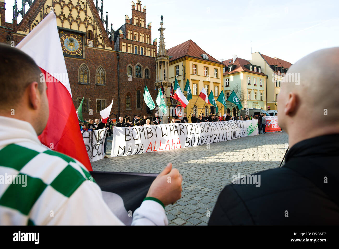Centinaia supportate un anti immigrati e anti protesta musulmana organizzata da Oboz Narodowo-Radykalny (radicale nazionale Camp) a Wroclaw in Polonia Occidentale. (Foto di Marcin Rozpedowski/Pacific Stampa) Foto Stock