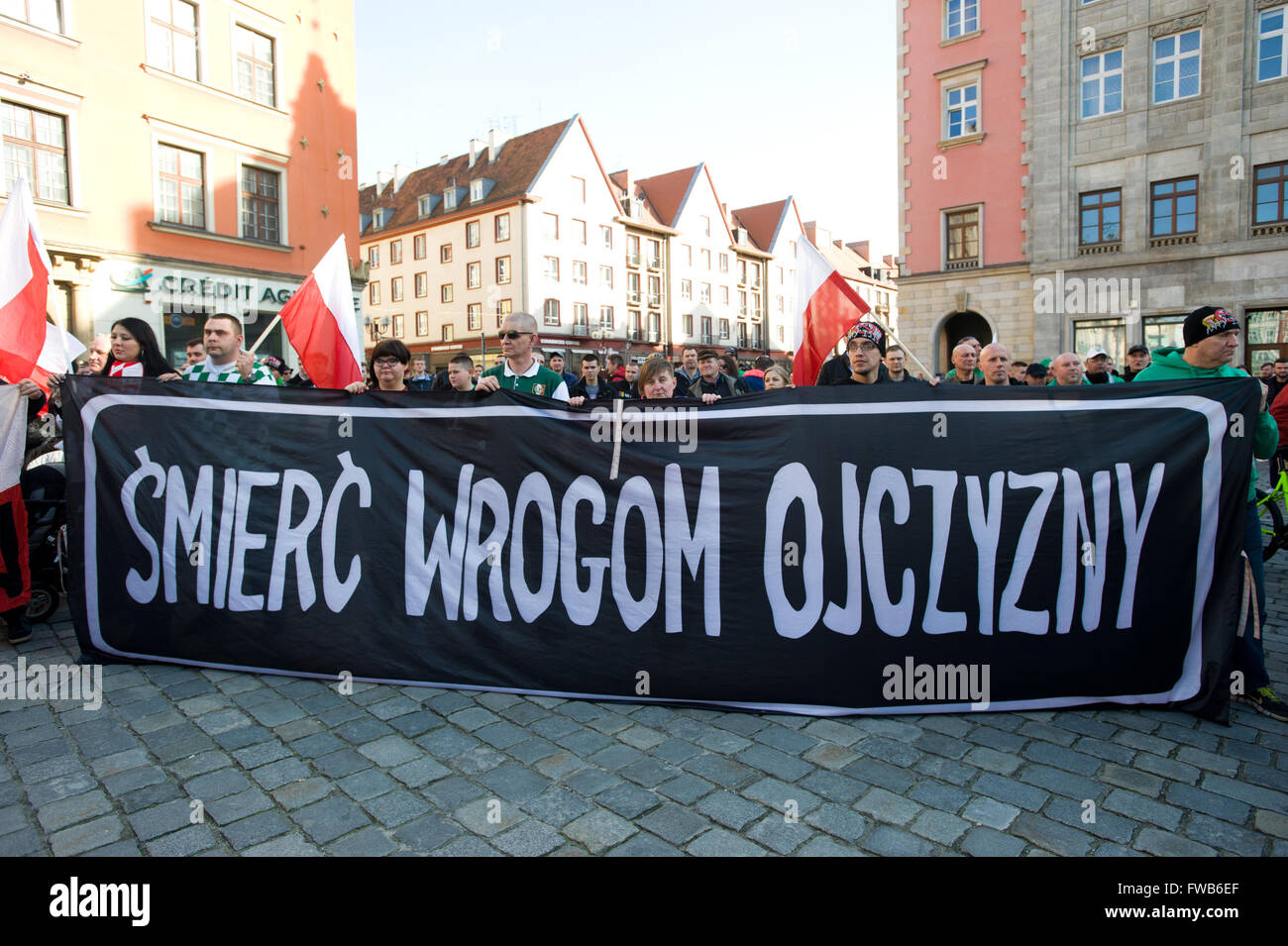 Centinaia supportate un anti immigrati e anti protesta musulmana organizzata da Oboz Narodowo-Radykalny (radicale nazionale Camp) a Wroclaw in Polonia Occidentale. (Foto di Marcin Rozpedowski/Pacific Stampa) Foto Stock