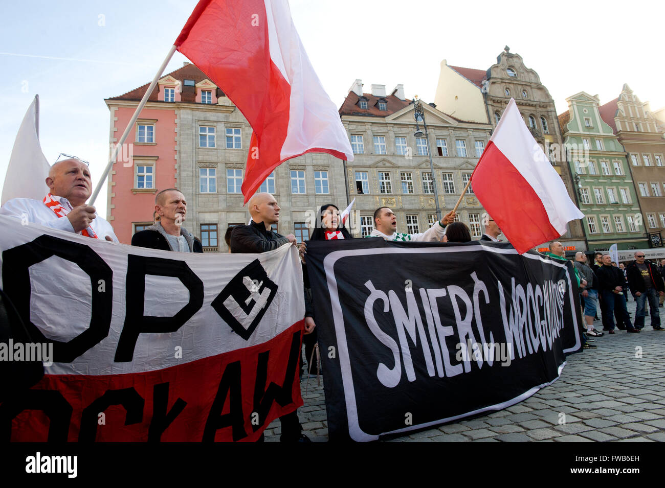 Centinaia supportate un anti immigrati e anti protesta musulmana organizzata da Oboz Narodowo-Radykalny (radicale nazionale Camp) a Wroclaw in Polonia Occidentale. (Foto di Marcin Rozpedowski/Pacific Stampa) Foto Stock