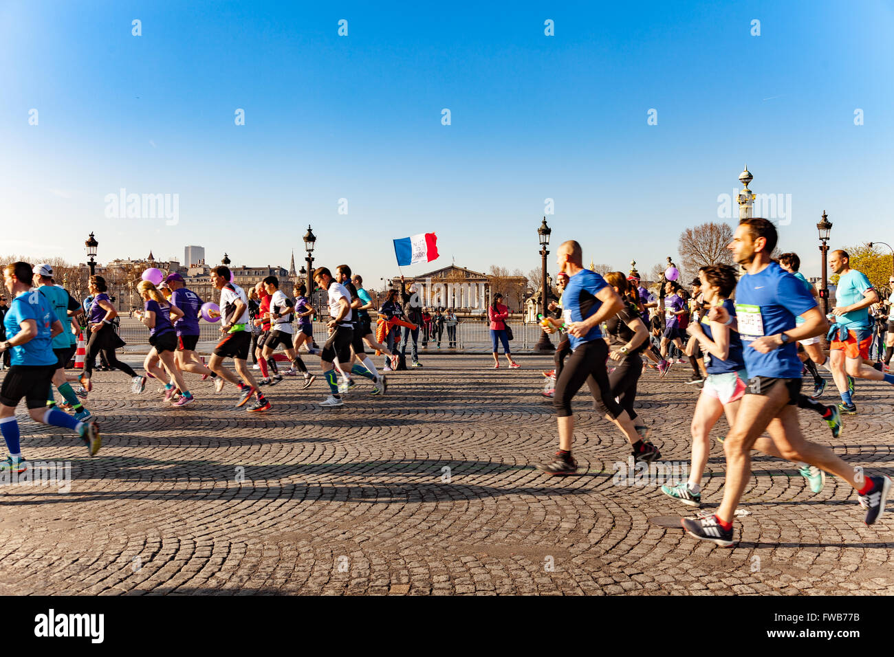 Parigi, Francia. 3 Aprile, 2016. Le persone che eseguono durante l'evento maratona di Parigi 2016. Credito: Guillaume Louyot/Alamy Live News Foto Stock