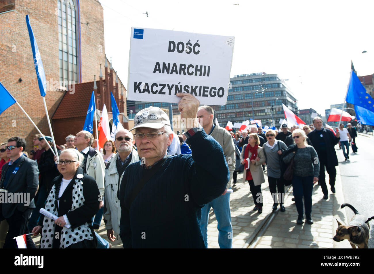 Wroclaw, Polonia. 03 apr, 2016. Migliaia di supporto del comitato per la Difesa della Democrazia (KOD) riuniti a Wroclaw in Polonia occidentale il 3 aprile 2016 per protestare contro il governo polacco. Credito: Marcin Rozpedowski/Alamy Live News Foto Stock