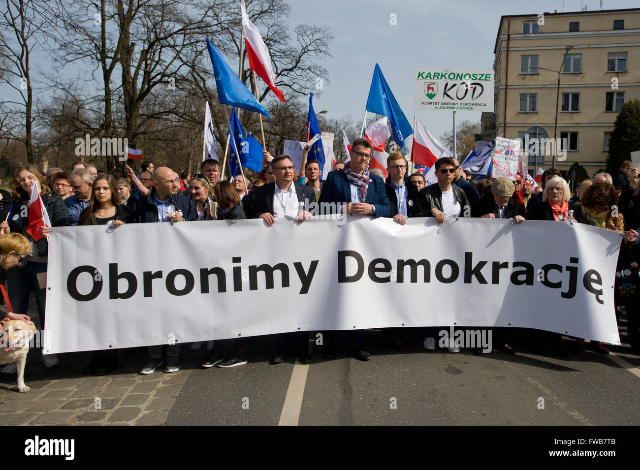 Wroclaw, Polonia. 03 apr, 2016. Migliaia di supporto del comitato per la Difesa della Democrazia (KOD) riuniti a Wroclaw in Polonia occidentale il 3 aprile 2016 per protestare contro il governo polacco. Credito: Marcin Rozpedowski/Alamy Live News Foto Stock
