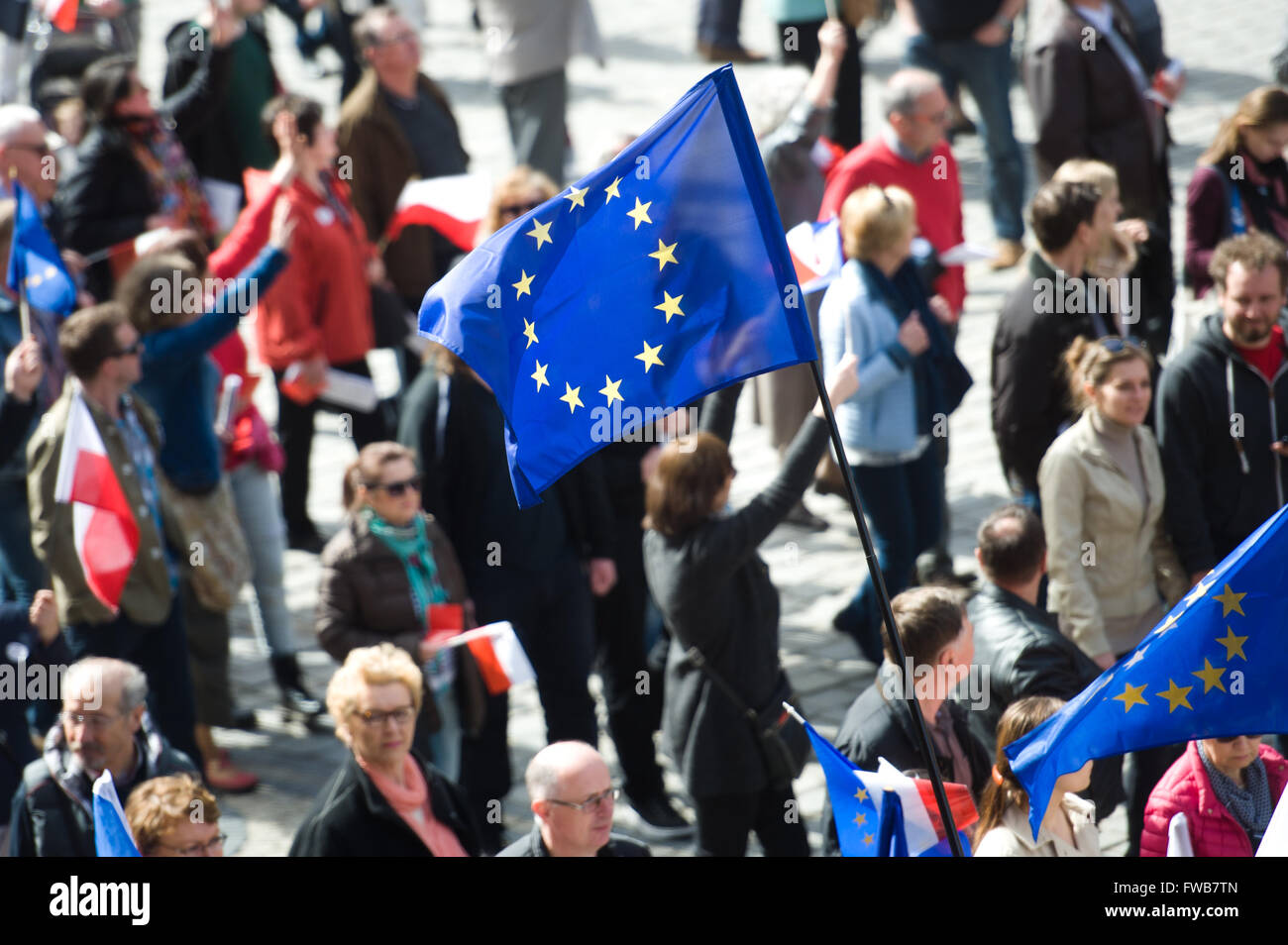 Wroclaw, Polonia. 03 apr, 2016. Migliaia di supporto del comitato per la Difesa della Democrazia (KOD) riuniti a Wroclaw in Polonia occidentale il 3 aprile 2016 per protestare contro il governo polacco. Credito: Marcin Rozpedowski/Alamy Live News Foto Stock