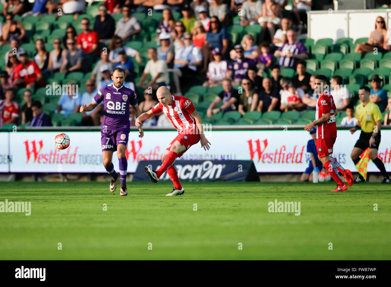 Pennino Stadium, Perth, Australia. 03 apr, 2016. Hyundai un campionato. Perth gloria contro la città di Melbourne. Aaron Mooy lancia la palla in attacco per la città di Melbourne durante il primo semestre. © Azione Sport Plus/Alamy Live News Foto Stock