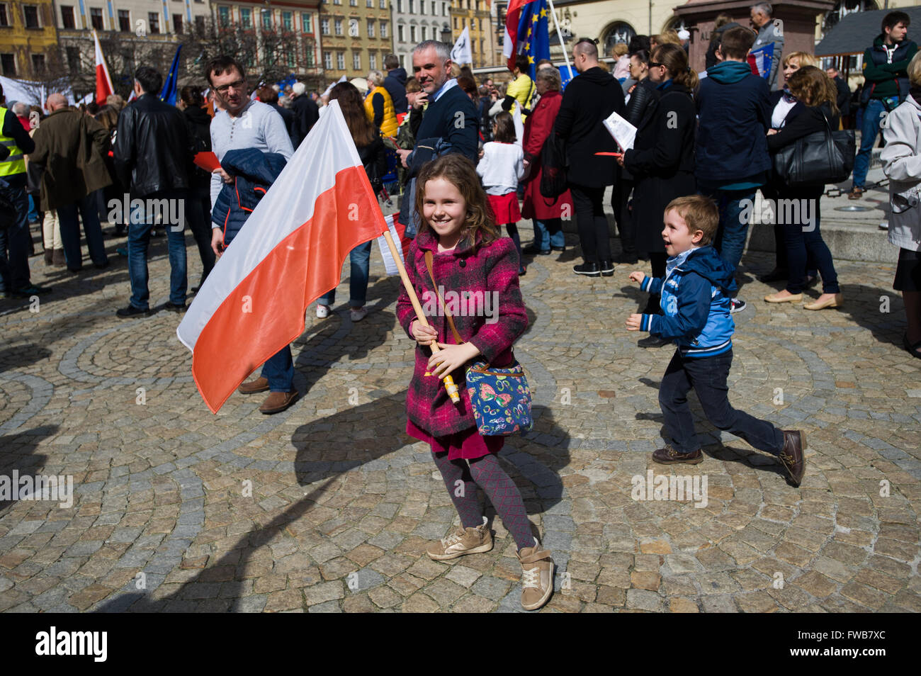 Wroclaw, Polonia. 03 apr, 2016. Migliaia di supporto del comitato per la Difesa della Democrazia (KOD) riuniti a Wroclaw in Polonia occidentale il 3 aprile 2016 per protestare contro il governo polacco. Credito: Marcin Rozpedowski/Alamy Live News Foto Stock