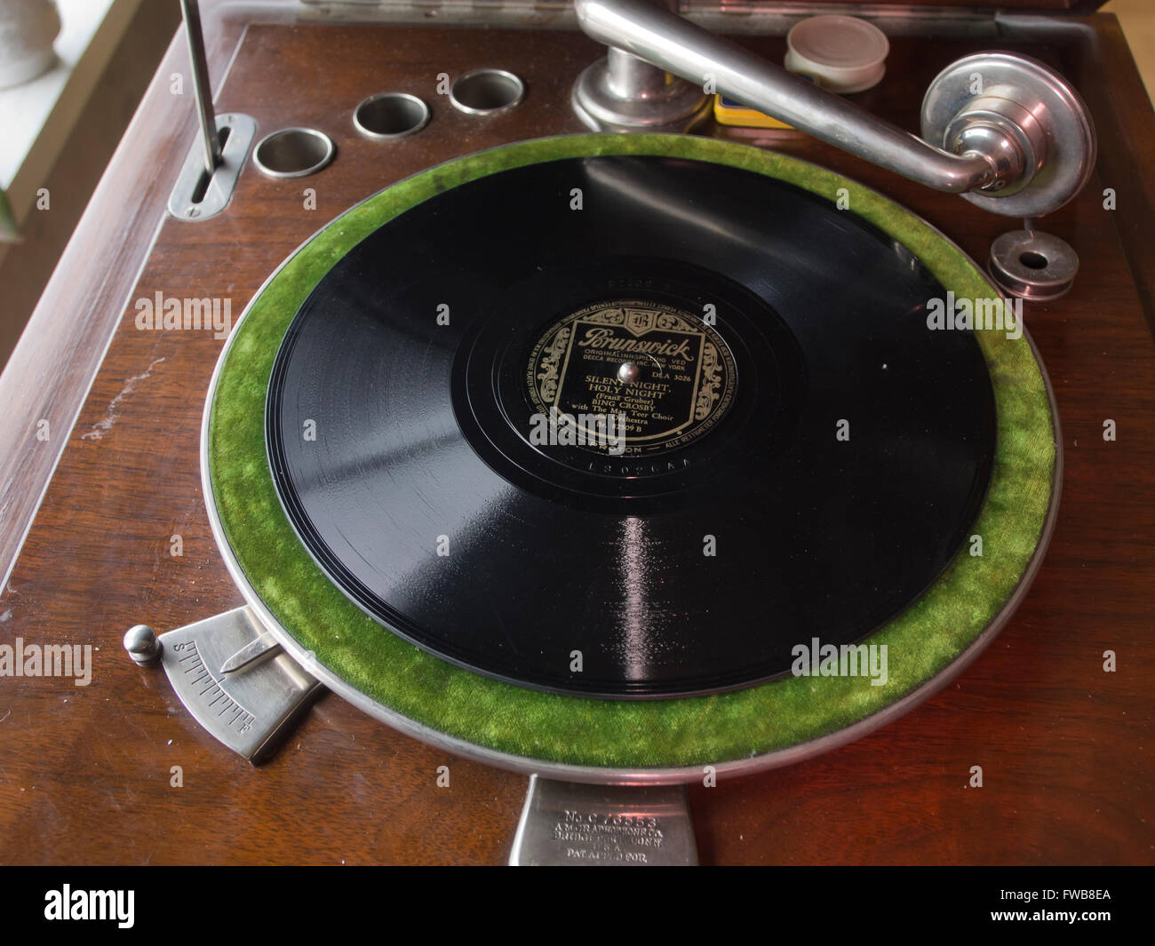 Annata record Notte Silenziosa Notte santa con Bing Crosby etichetta Brunswick, su un antico fonografo Foto Stock
