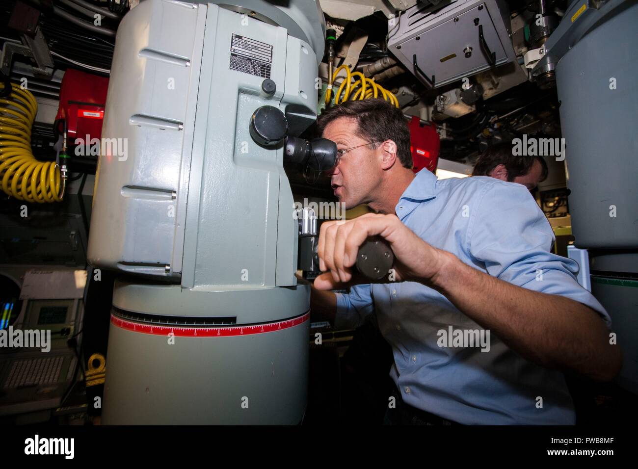 Il primo ministro dei Paesi Bassi, Mark Rutte guarda attraverso il periscopio del tricheco-classe HNLMS sottomarino Zeeleeuw durante una celebrazione 525 anni della Royal Navy olandese Settembre 11, 2013 a Den Helder in Olanda. Foto Stock