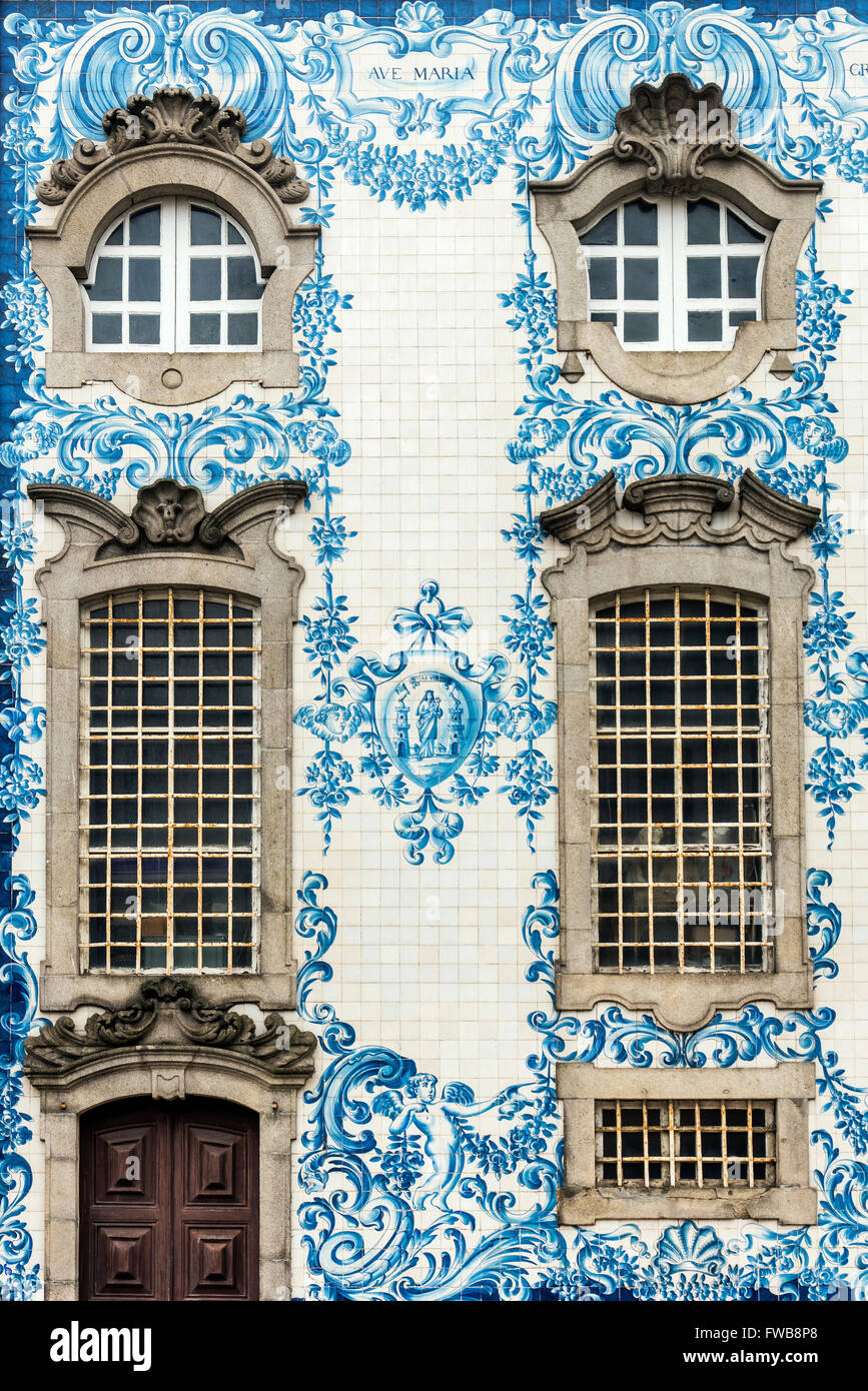 Azulejos tradizionali piastrelle dipinte a mano che copre la parete esterna della Igreja dos Carmelitas la chiesa di Porto, Portogallo Foto Stock