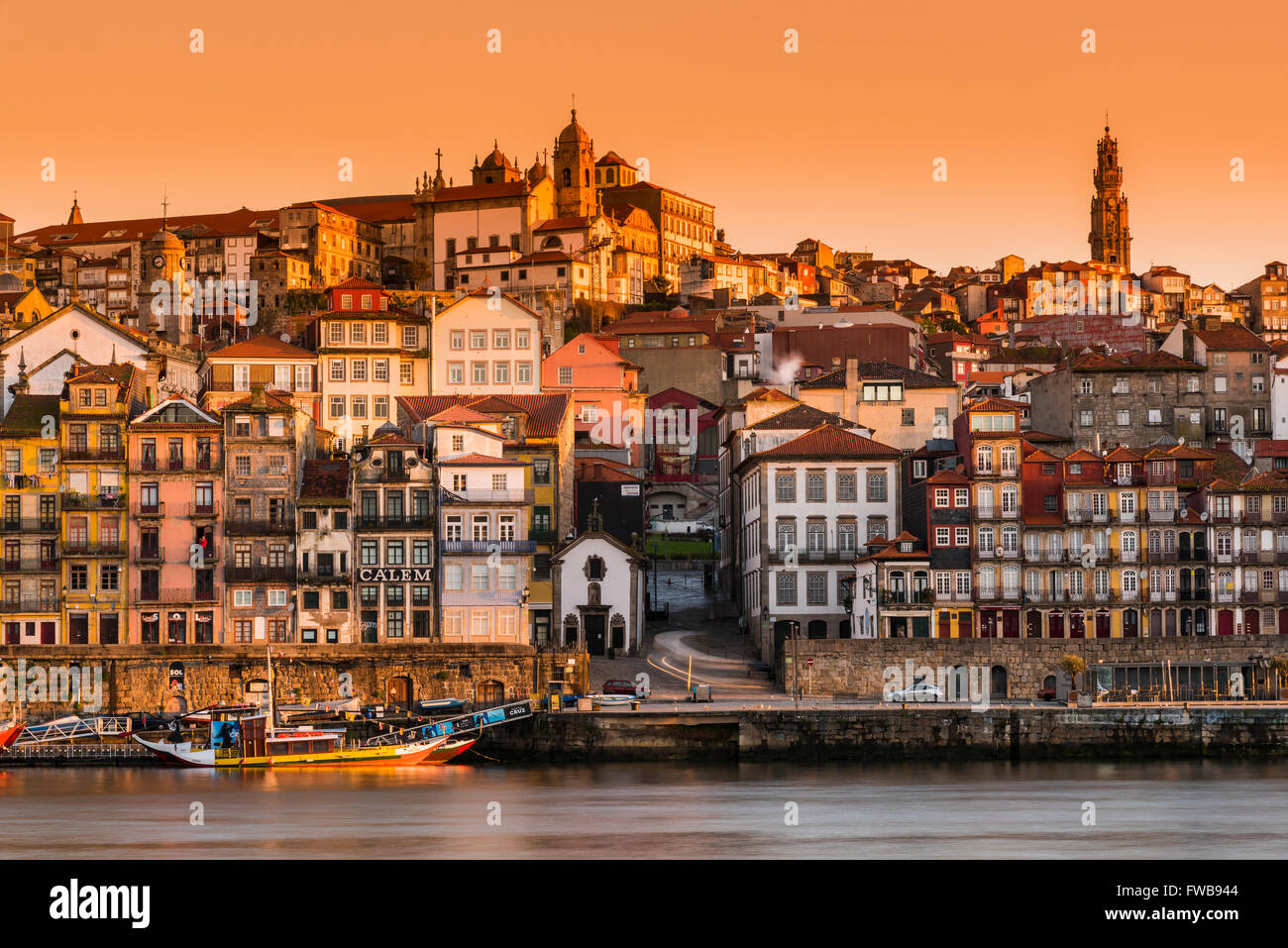 Il quartiere Ribeira al tramonto, Porto, Portogallo Foto Stock