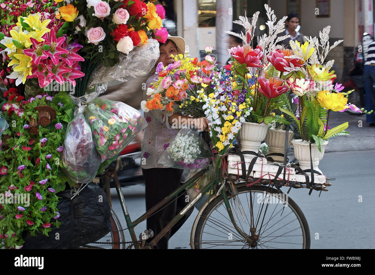 Venditore di fiori e bici, Hanoi, Vietnam Foto Stock