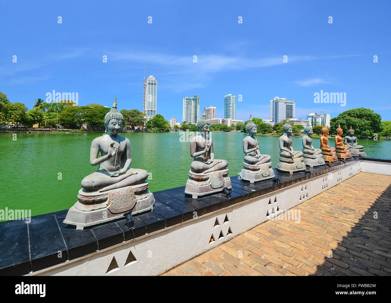 Le statue di Seema Malakaya presso il Tempio Gangarama in Beira Lake, Vederema Malakaya è quella di belle strutture religiose Foto Stock